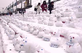 Sapporo citizens making 10,000 snowmen